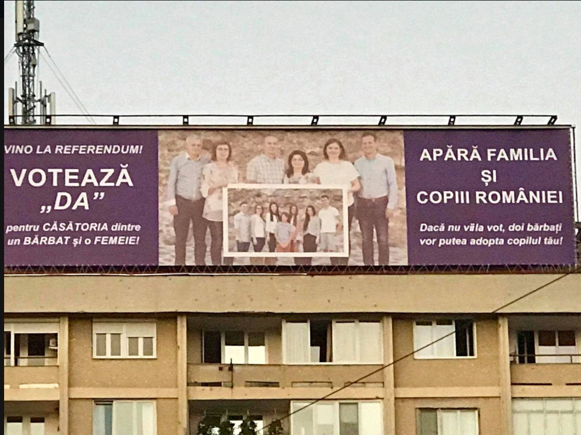  Imaginea prezintă un copil încadrat de două “mame” în loc de un tată și o mamă. Postarea încurajează cetățenii să apere familia și să voteze da la referendum.
