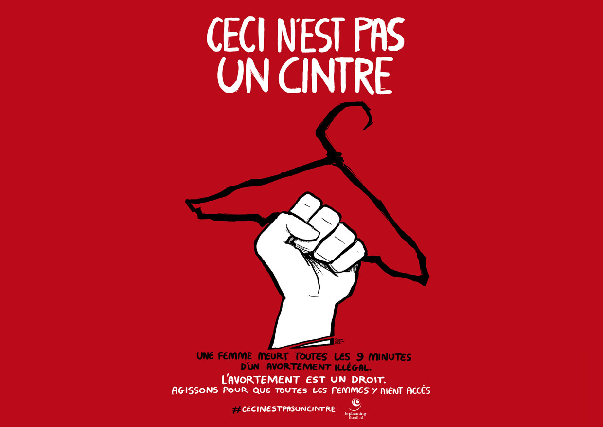 Une main tient un cintre sur un fond rouge sang 