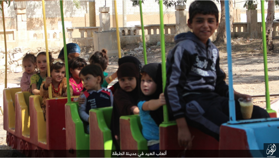 Kinderen spelen op een treintje