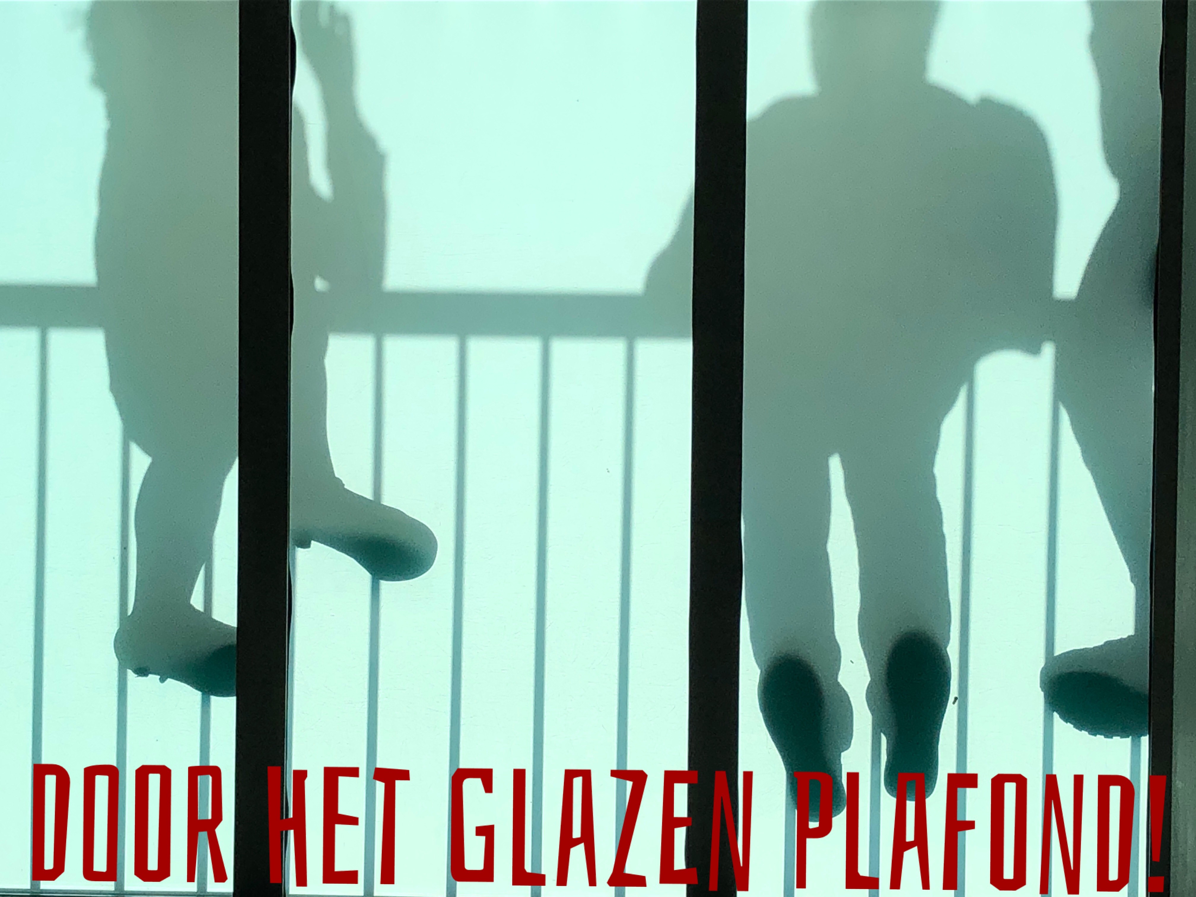 Drie mensen die boven het glazen plafond staan