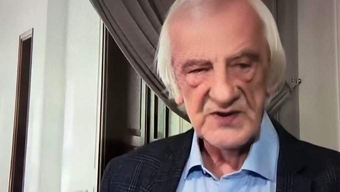 zdjęcie R. Terleckiego odpowiadającego na pytanie dziennikarki TVN24 