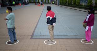 Trei cercuri,în fiecare fiind câte un copil. Aceștia poartă mască și păstrează distanțarea socială impusă. În jurul lor,totul pustiu,doar niște ofițeri la depărtare se zăresc.