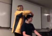 Profesorica iz noćne more: Pjevala himnu i nasilno rezala kosu učeniku